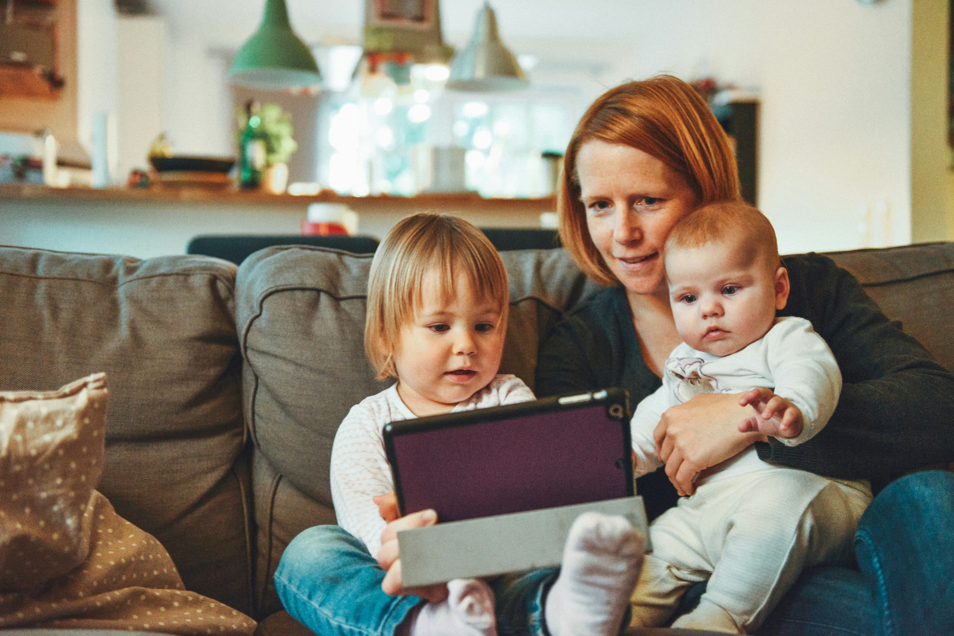 Parents regardant une liste de naissance sur smartphone