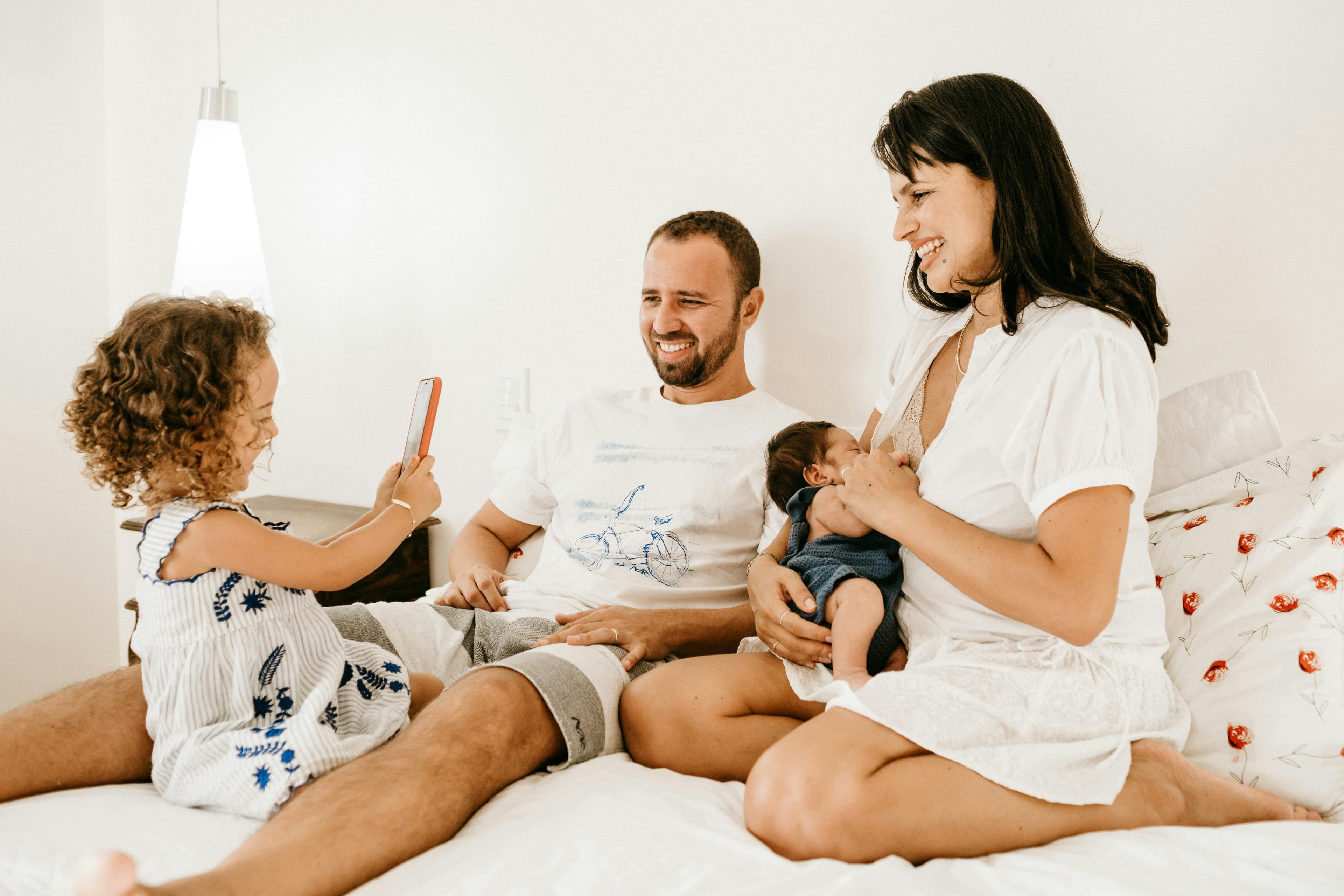 Parents souriants entourés de cadeaux de naissance bien organisés